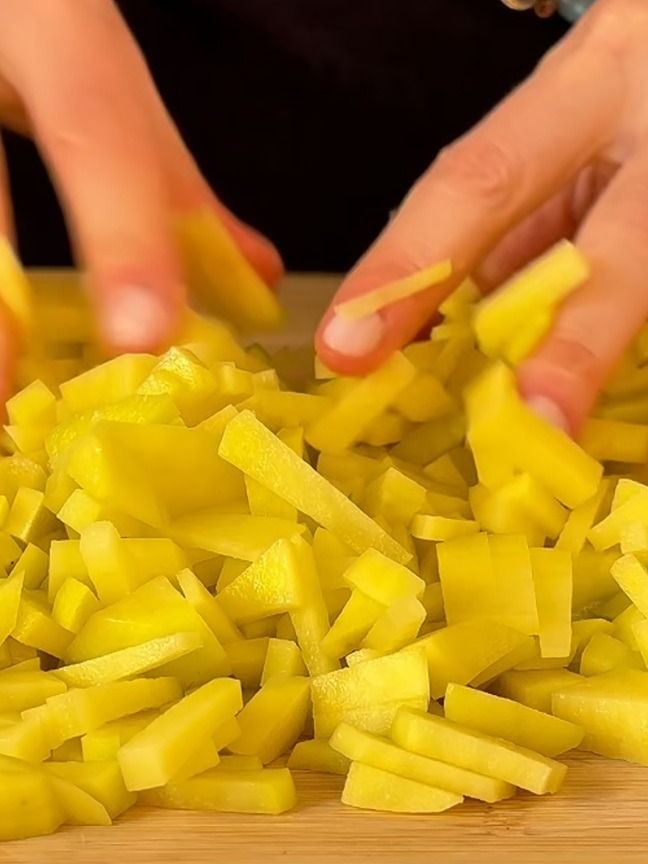 Cut the potatoes into small and thin slices