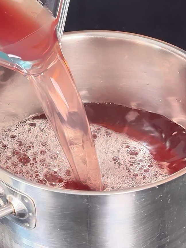 Heat the filtered octopus broth into a saucepan