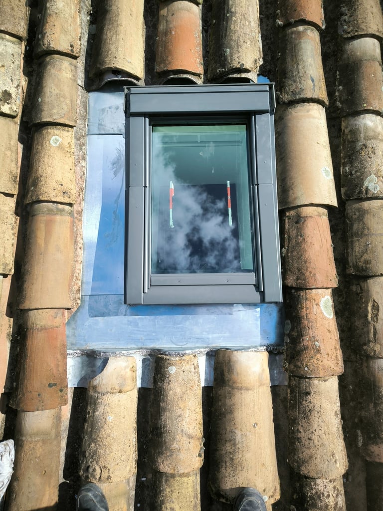 fenetre de toit avec abergement soudure en  zinc 