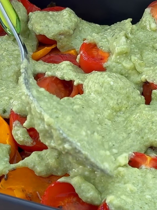 Distribuisci la crema al pesto in modo uniforme