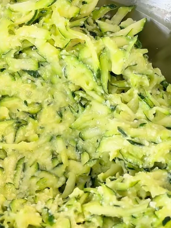 In una ciotola preparare l’impasto con le zucchine, le uova e il grana padano grattugiato