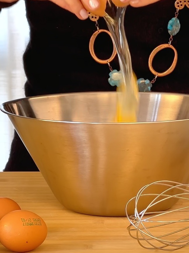 Preparare le uova per la Tortilla