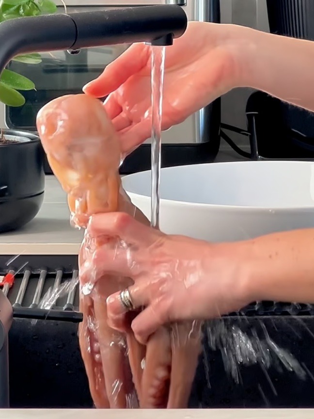 Sciacqualo il polpo sotto acqua corrente