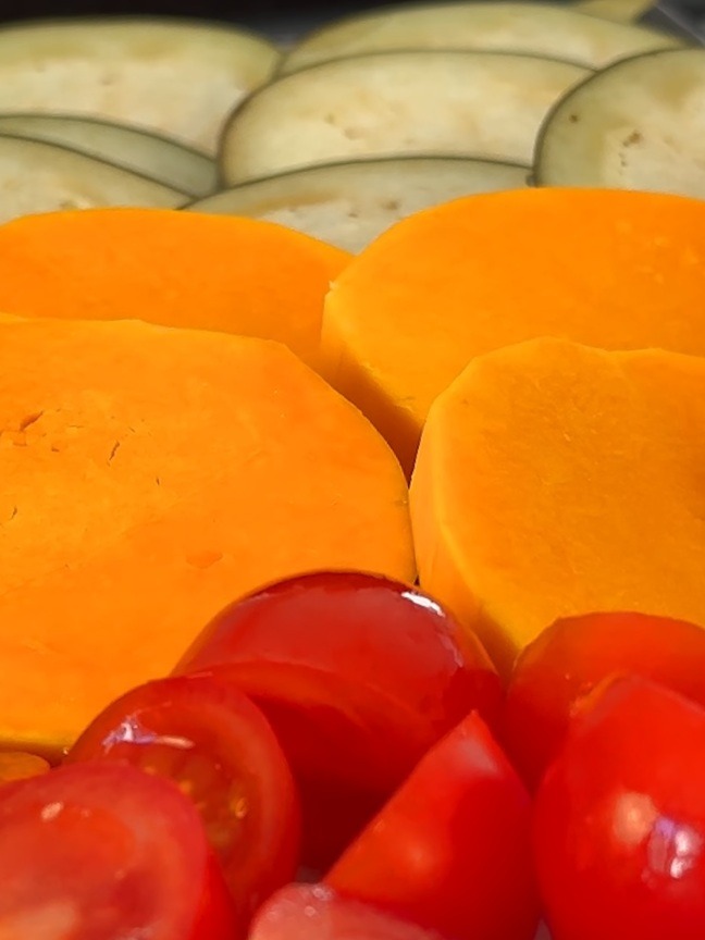 Taglia le verdure a fette non troppo sottili
