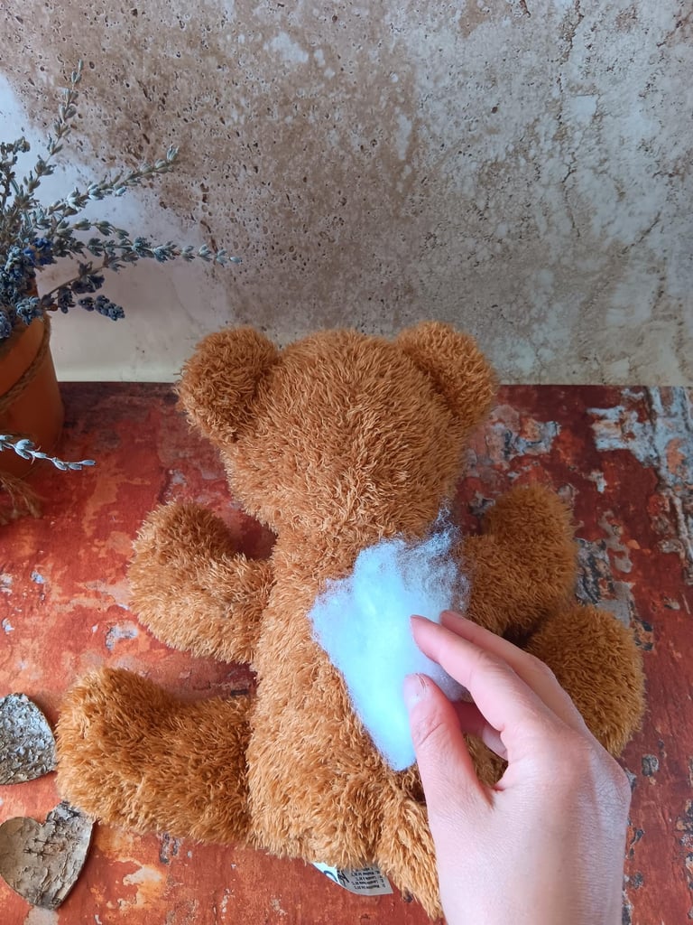 Ajout de rembourrage dans une peluche abîmée