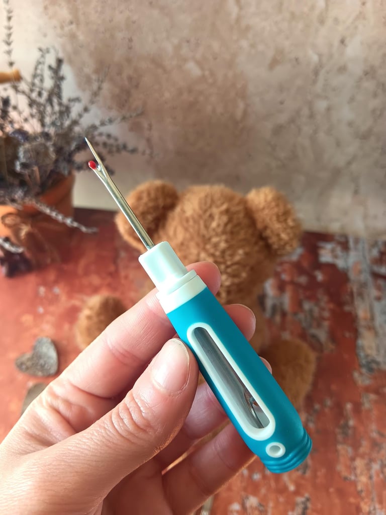Découd-vite utilisé pour ouvrir la couture d’une peluche avant réparation