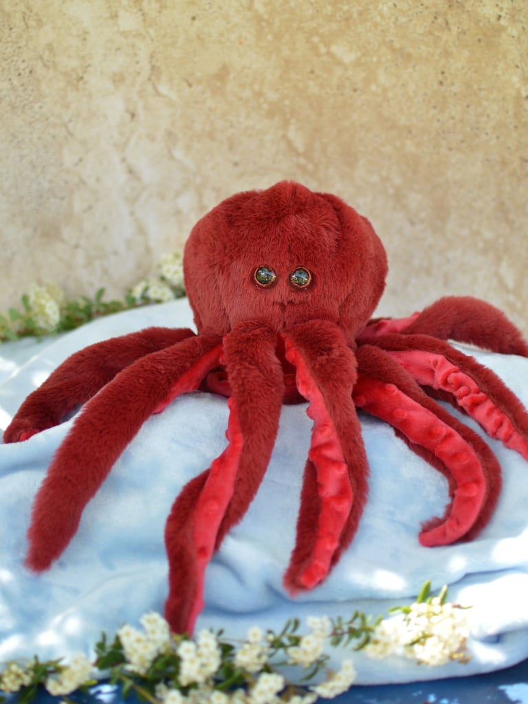 Gros plan sur une peluche pieuvre rouge cousue main