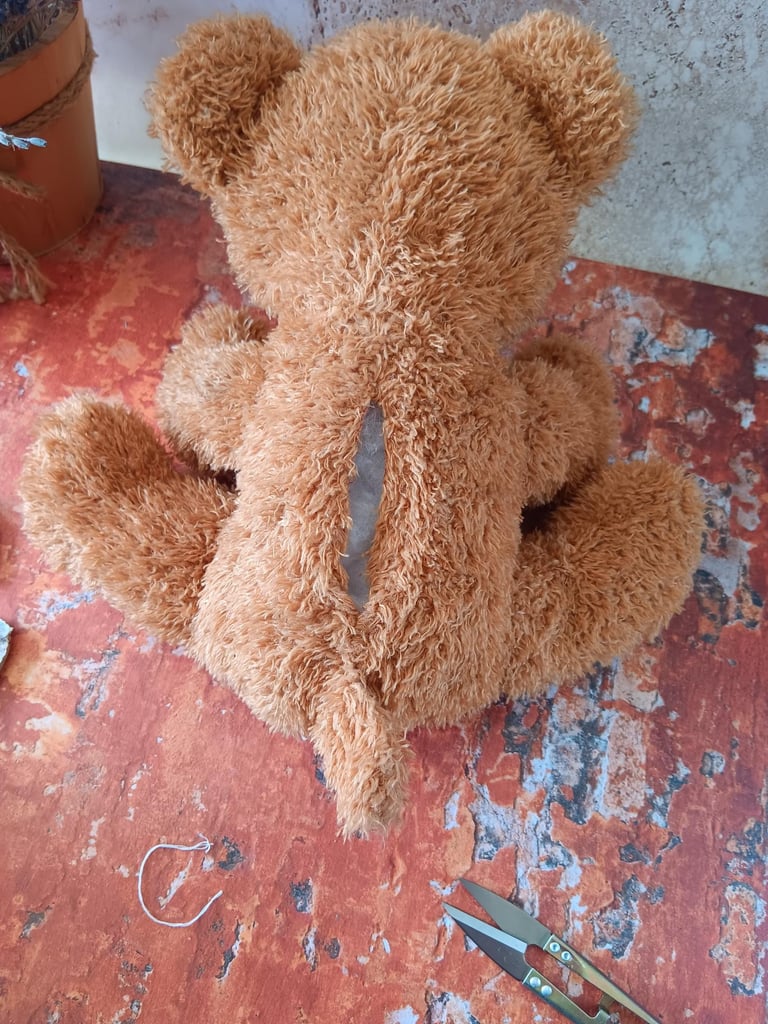 Peluche ouverte au dos avant ajout de rembourrage