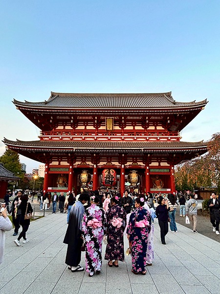 Japonais en kimoni devant le temple Sensō-ji