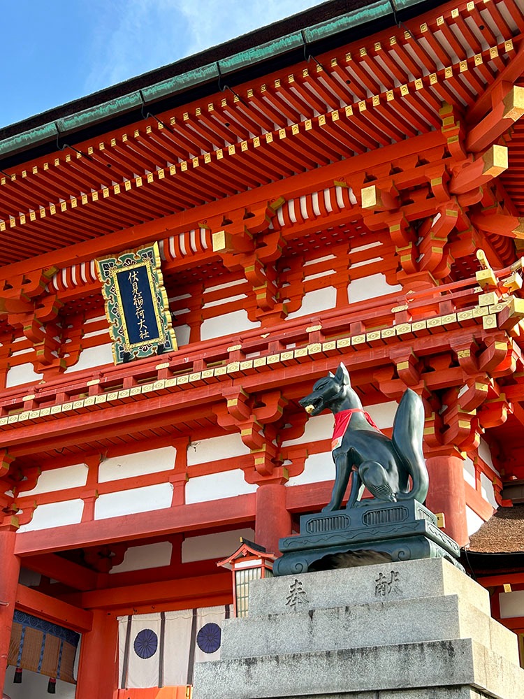 Porte rouge du Fushimi Inari-Taisha et son kami renard