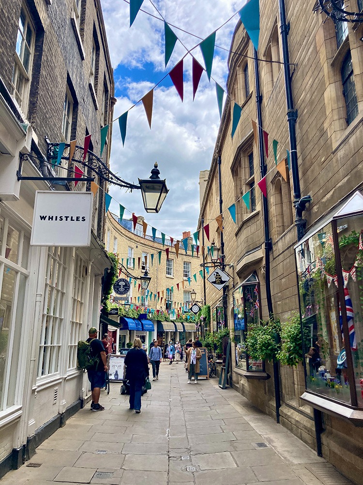 Petite rue animée de Cambridge