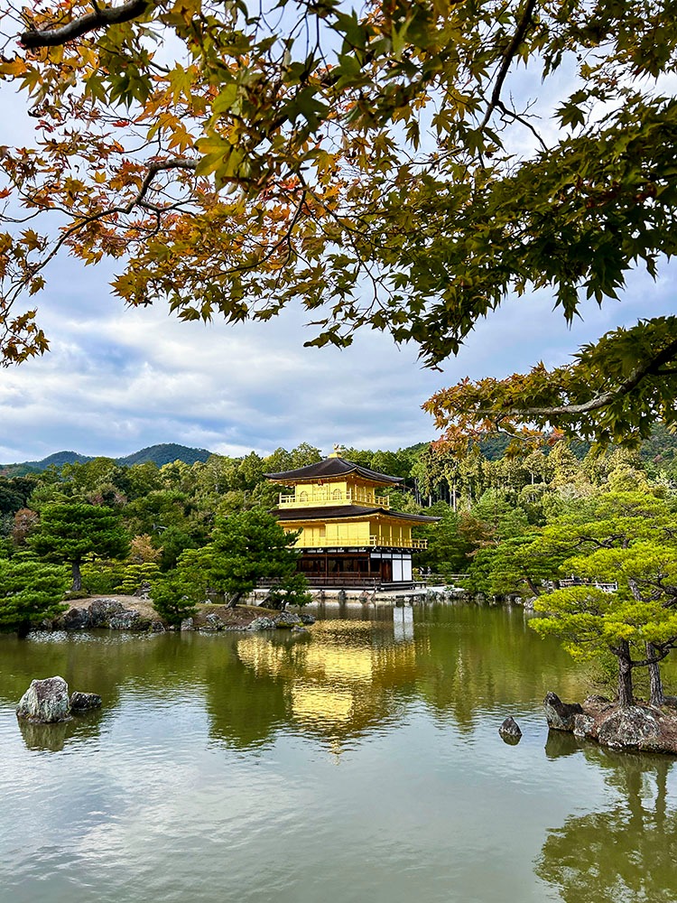 Le Pavillon d'Or de l'autre côté du lac et son reflet dans l'eau