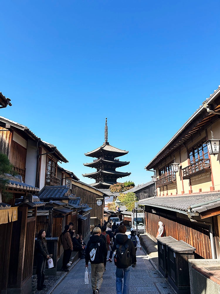 Vue de la pagode du temple Hokan-Ji depuis la rue