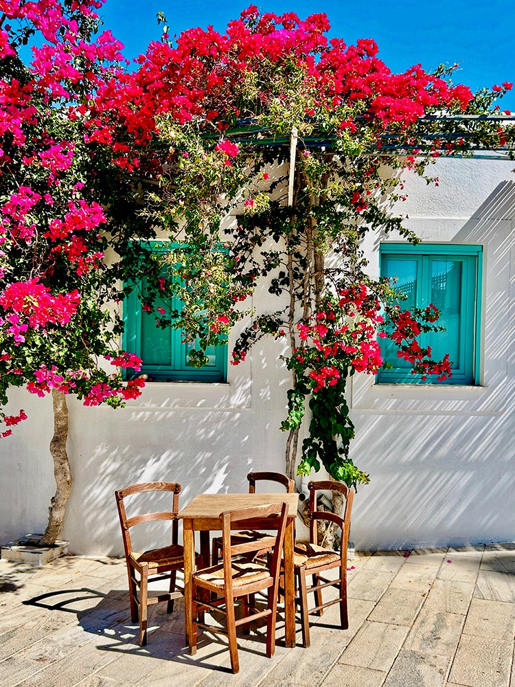 Les recoins fleuris du village de Lefkes, Paros