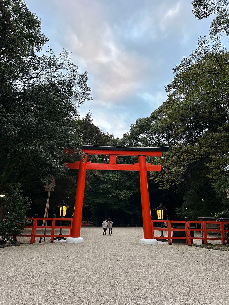 Grande porte torii vermillon du temple Shimogamo