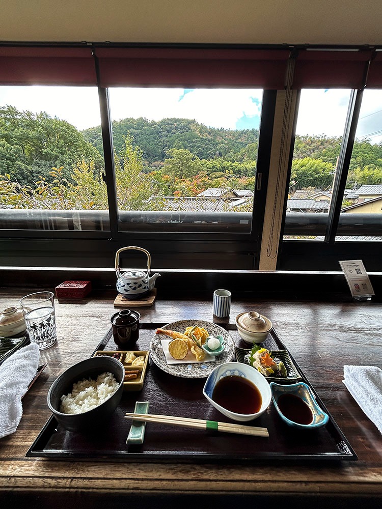 Repas kaiseki avec vue sur la foret et les montagnes