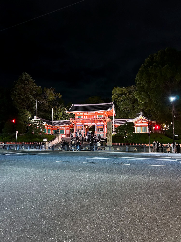 Facade du temple Yasaka Shrine de nuit