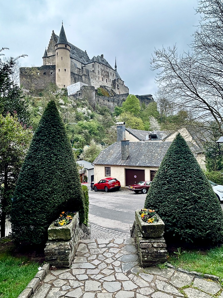 Vue sur le château de Vianden depuis le parking