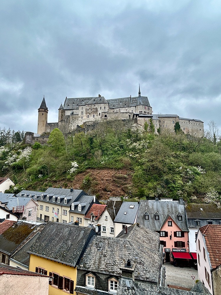 Vue du la ville et le château de Vianden