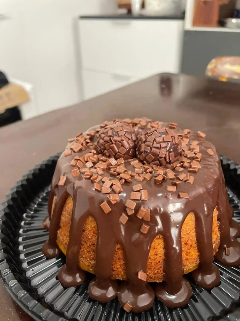 Delicioso bolo de chocolate com cobertura de ganache, decorado com granulado e bombons, perfeito par