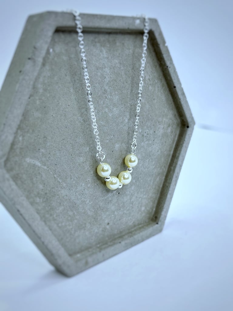 Colar em prata 925 com detalhes em imitação de 4 perolas