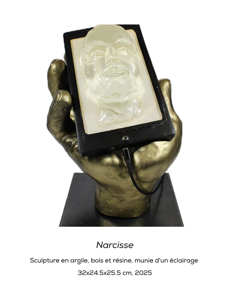 Sculpture de Lode, sculpteure intitulée Narcisse, représentant une main tenant un téléphone avec un visage qui en sort 