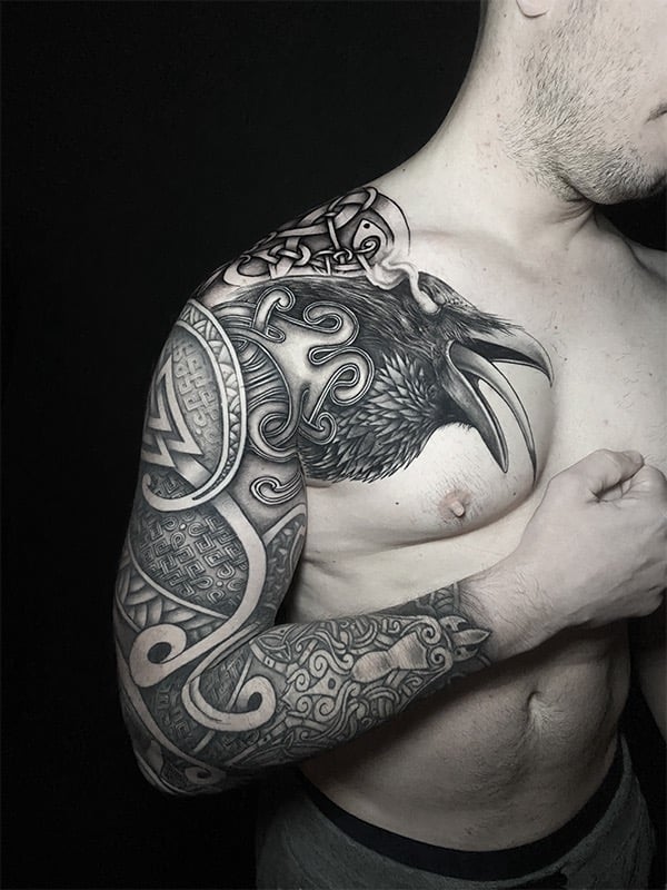 Tatouage viking bras complet avec un corbeau réaliste. Full arm viking tattoo.