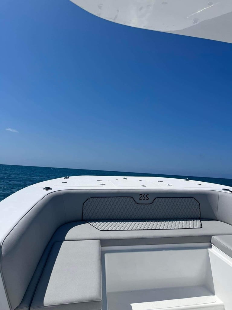 Photo du carré avant du bateau avec ses cousins et banquettes en cuir.