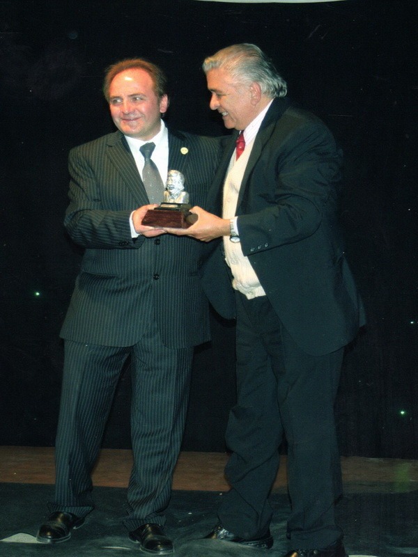 Ramón, recibiendo premio Mateo.