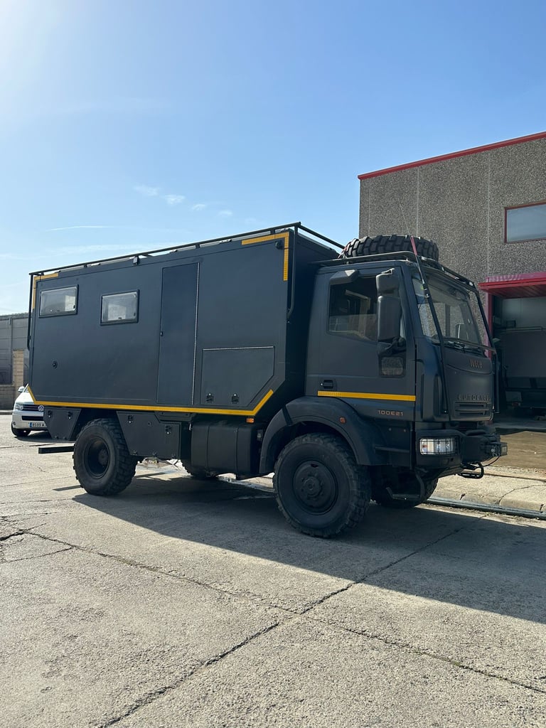 camión camperizado en zona industrial