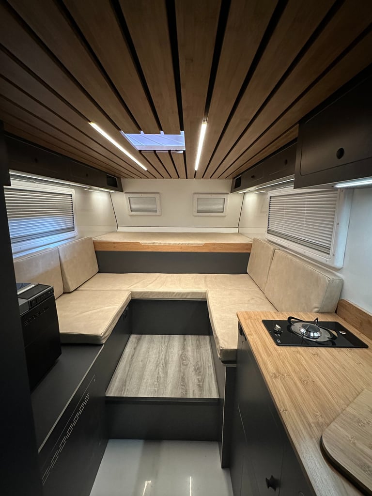 interior de una célula camper con acabados de alta gama
