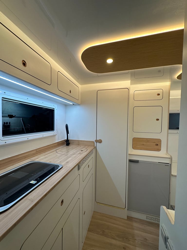 interior de una célula camper con acabados de alta gama