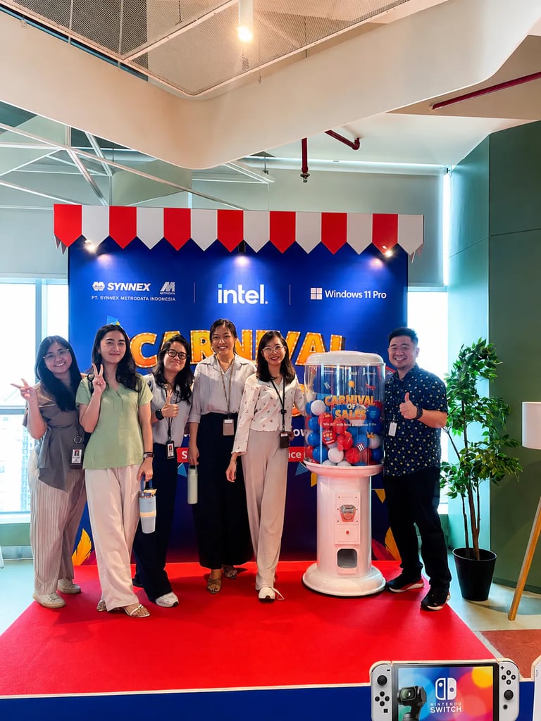 Mesin gacha tabung XL Omochapy di acara Sales Meeting internal SYNNEX Metrodata, APL Tower Jakarta