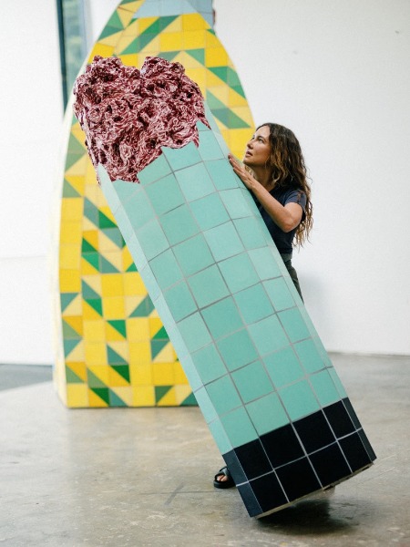 Atualmente, artistas como Adriana Varejão continuam a elevar o papel das mulheres nas artes plástica