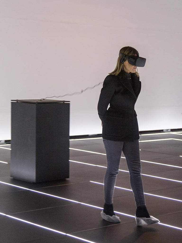 Ambiente imersivo em realidade virtual, placas de linóleo e LED/ 