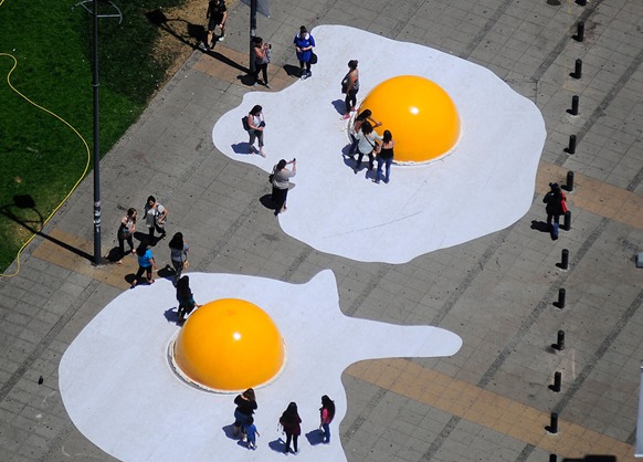 "Eggcident", instalação artística de Henk Hofstra no Largo da Batata.
