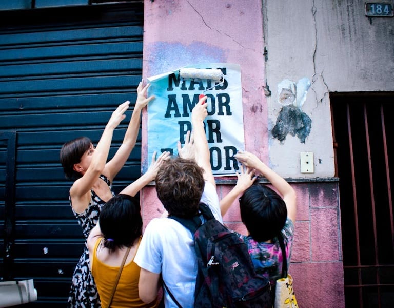 Lambe-lambe que se popularizou com a frase “Mais amor por favor” 