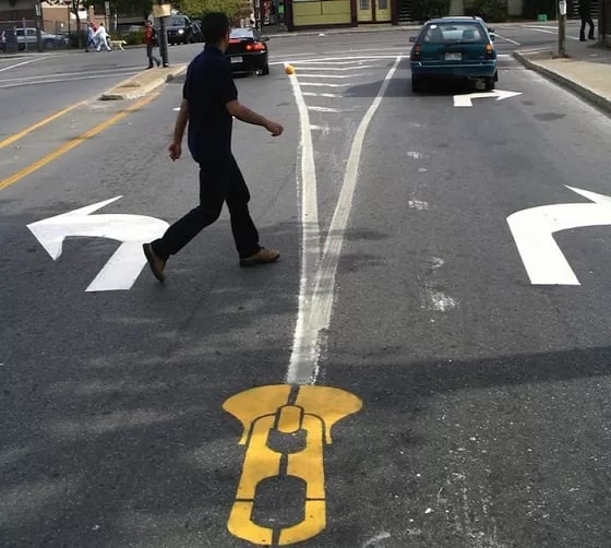O artista urbano Peter Gibson usa o asfalto como plataforma para plasmar sua arte 