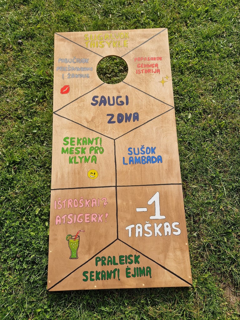 Cornhole su užduotimis žaidimas nuomai Klaipėdoje – smagus iššūkis šventėms.