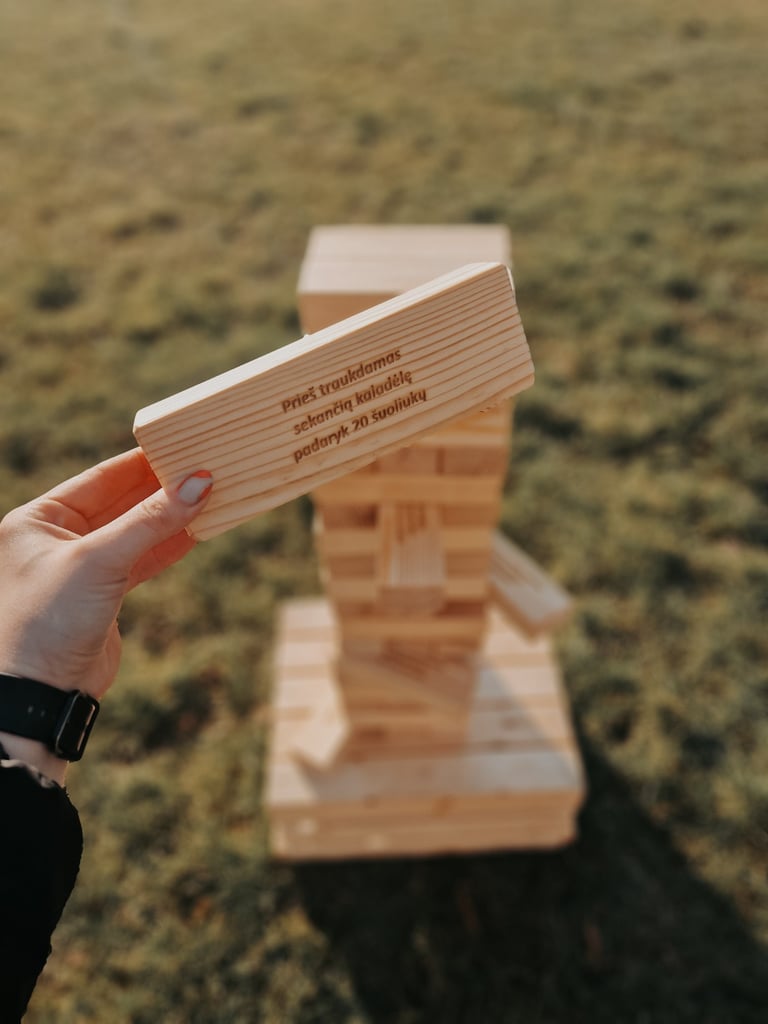 XXL Jenga su užduotimis žaidimas – žaidimų nuoma Klaipėdoje.