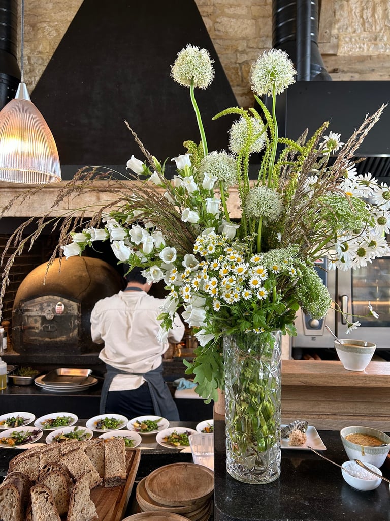 bouquet de buffet pour un bapteme dans un restaurant avec des gaminés et des fleurs fraiches 