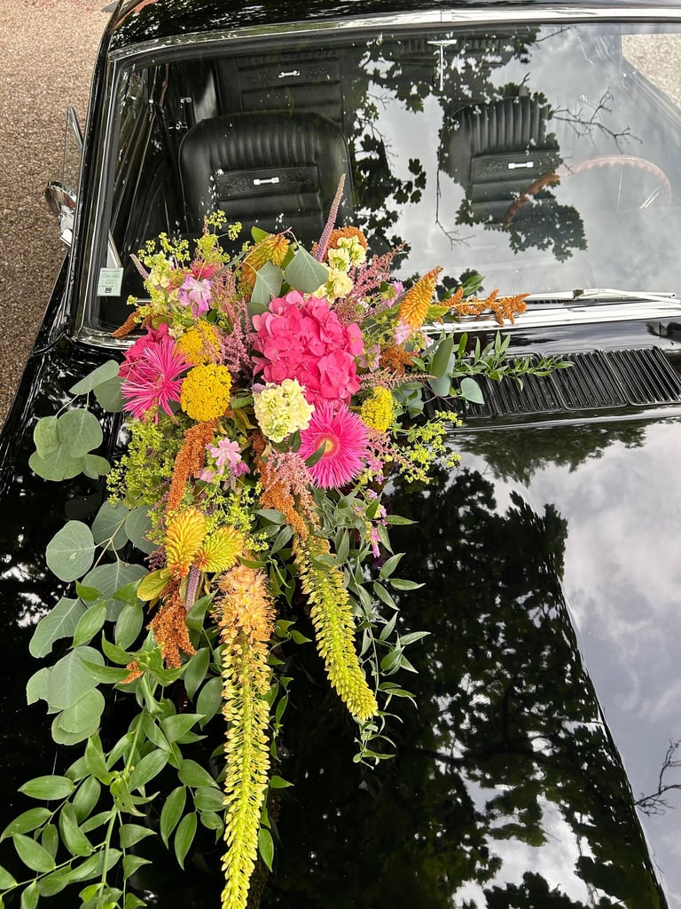décoration florale pour voiture lors d'un mariage 