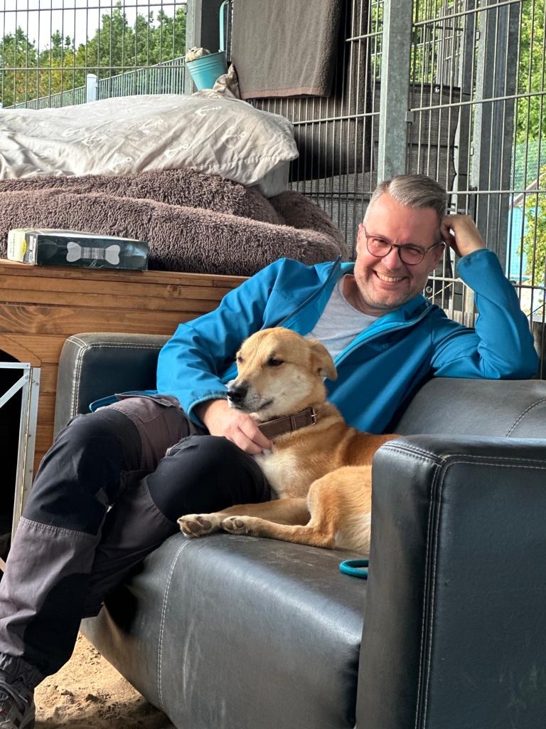 Marc in der HuTa Rheinrudel mit Rowdie auf einem Sofa