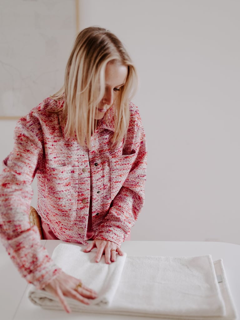 Julie Robert, Home Organiser à Grenoble, plie une serviette à la verticale