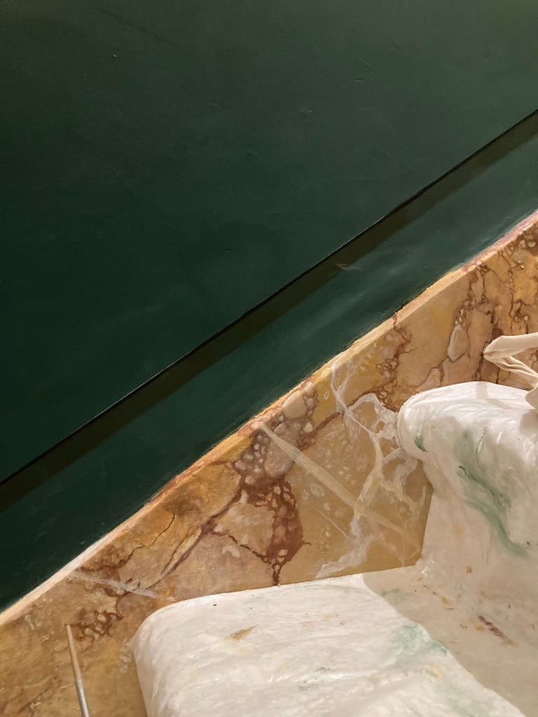 plinthes faux-marbre bordeaux