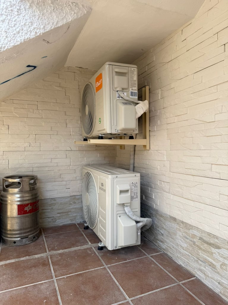 Instalador de aire acondicionado trabajando en La Zenia