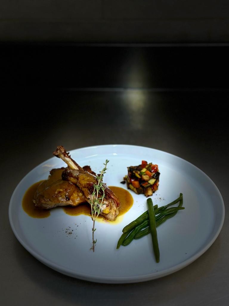 Coscio di faraona cotto a bassa temperatura con verdure fresche di stagione - Low-temperature cooked
