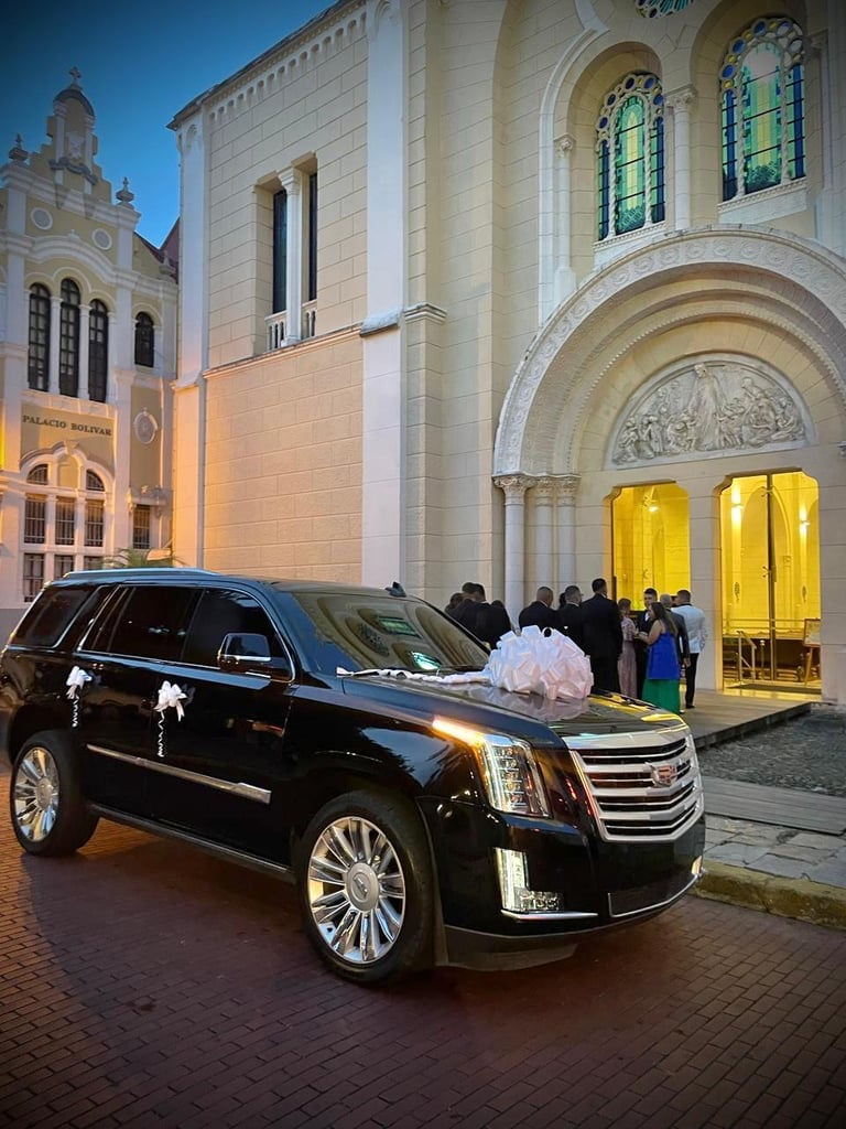 Carro de lujo marca cadillac disponible para bodas y quinceaños