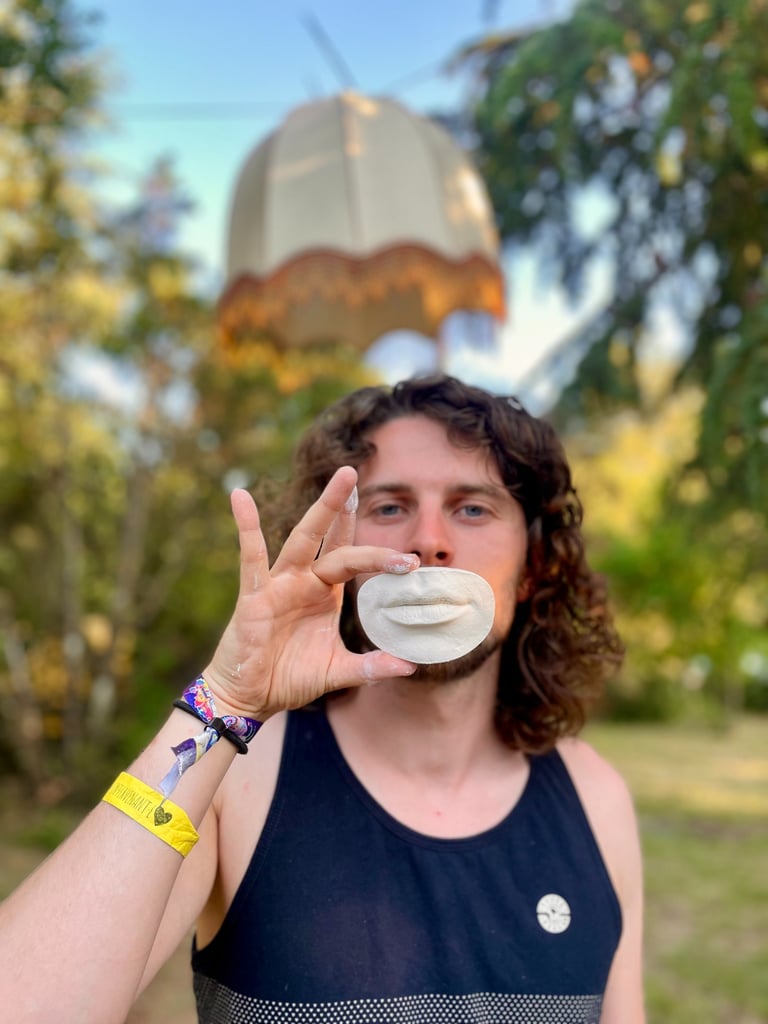 Bouche en plâtre devant modèle  - Moulage intime Bordeaux