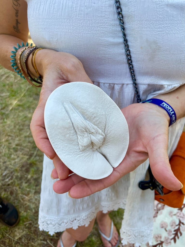 Vulve en plâtre dans mains de modèle - Moulage intime Bordeaux